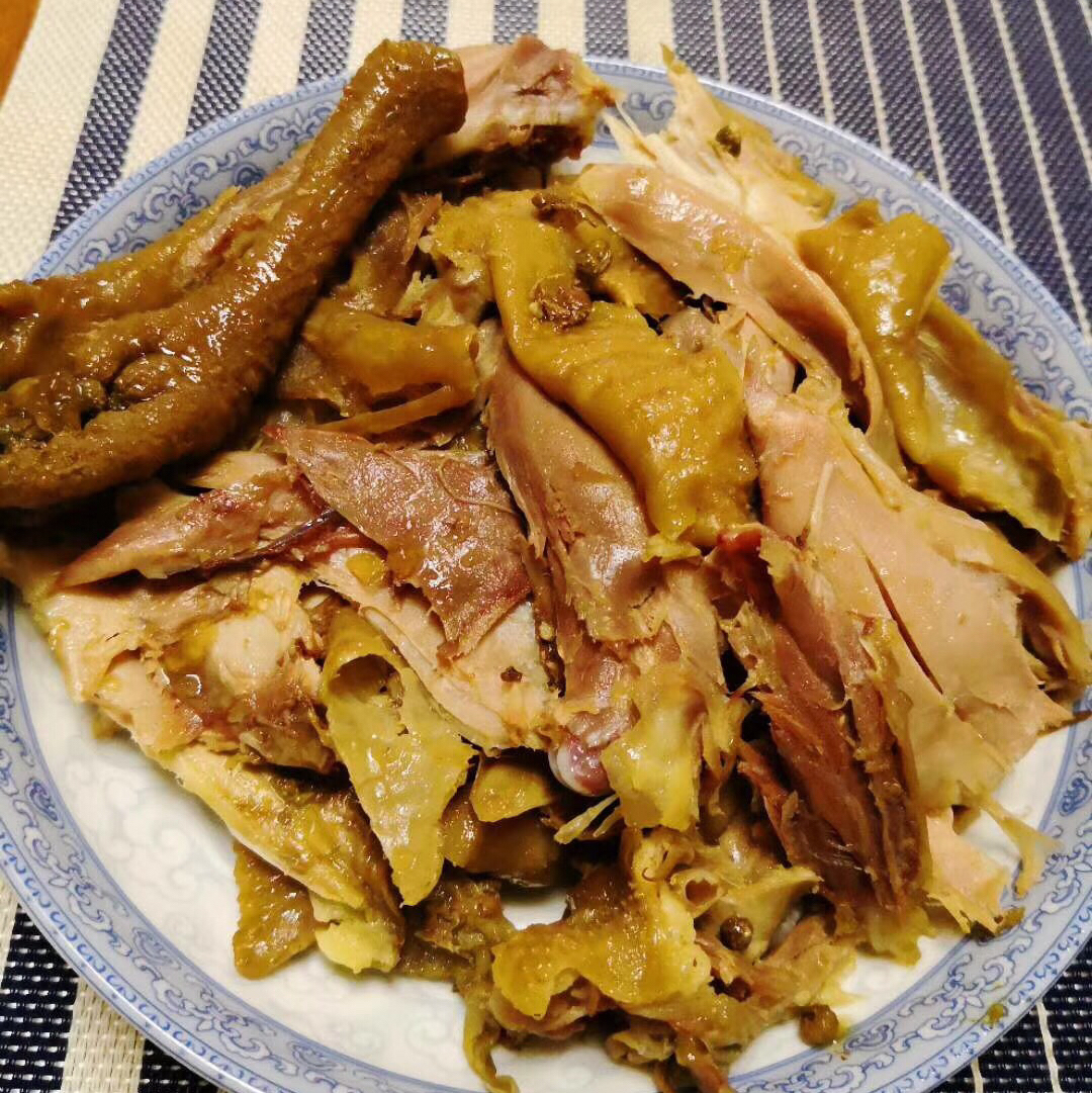 【招牌必点爆香•椒麻鸡】终于等到了！每日限量供应，火爆郑州的美食，你一定要尝尝，选用青红麻椒再配以20多种名贵中草药，经浸泡，腌味，煮制而成！具有皮脆肉香