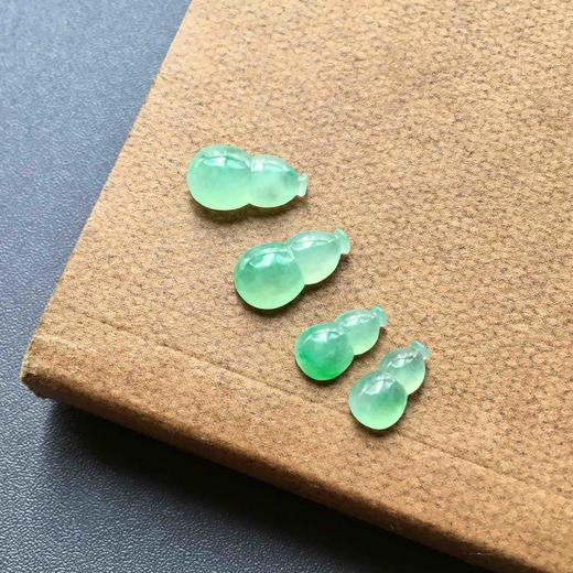 冰种飘阳绿翡翠葫芦戒面 商品图1