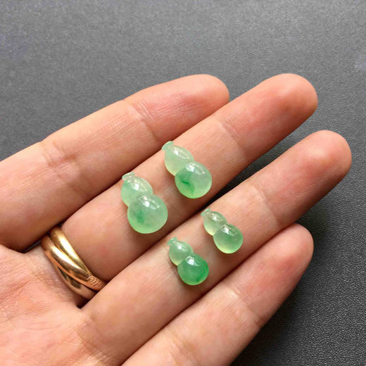 冰种飘阳绿翡翠葫芦戒面 商品图2