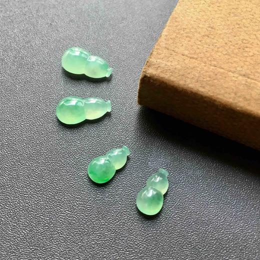 冰种飘阳绿翡翠葫芦戒面 商品图0