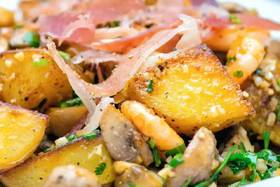 盐腌火腿佐香蒜蘑菇洋芋