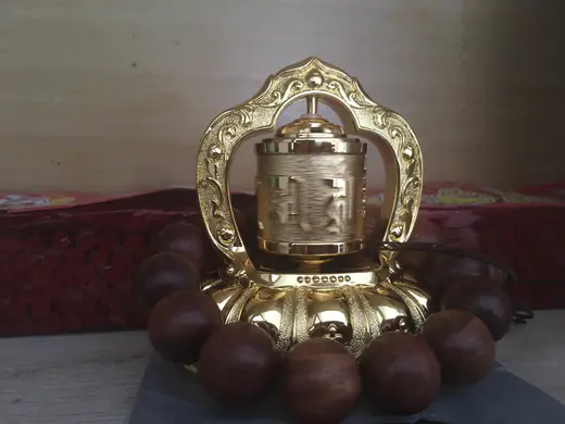 六字真言合金车载太阳能转经轮