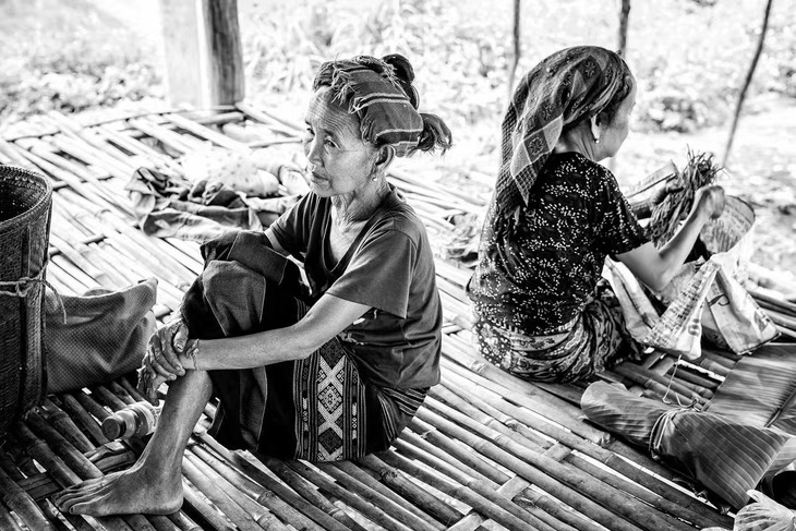 老挝阿卡族摄影哺乳期图片
