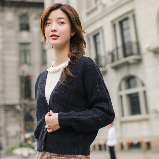 茵曼2018秋装新款v领文艺范休闲宽松落肩长袖毛衣开衫外套女短款