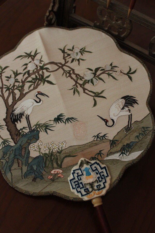 延禧攻略中宫斗必备的霸气缂丝团扇一针一线都是岁月的历练