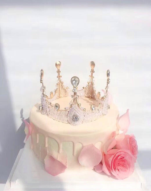 玫瑰奢华皇冠纯动物奶油新鲜水果夹心鲜花妆点生日蛋糕