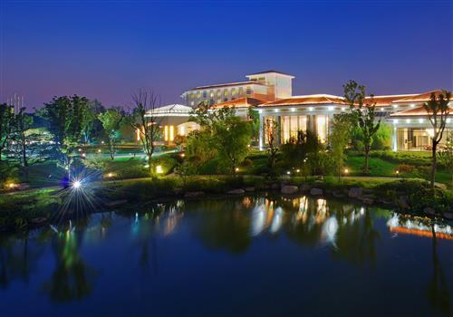 ★老友聚★ ¥499起/人，五星国宾馆【苏州金鸡湖大酒店】宿豪华园景房，一价含早、中、晚餐，每满4人赠送1间棋牌室使用2小时，银发错峰游，尊享湖畔花园式度假！有效期至2025年12月31日 商品图0