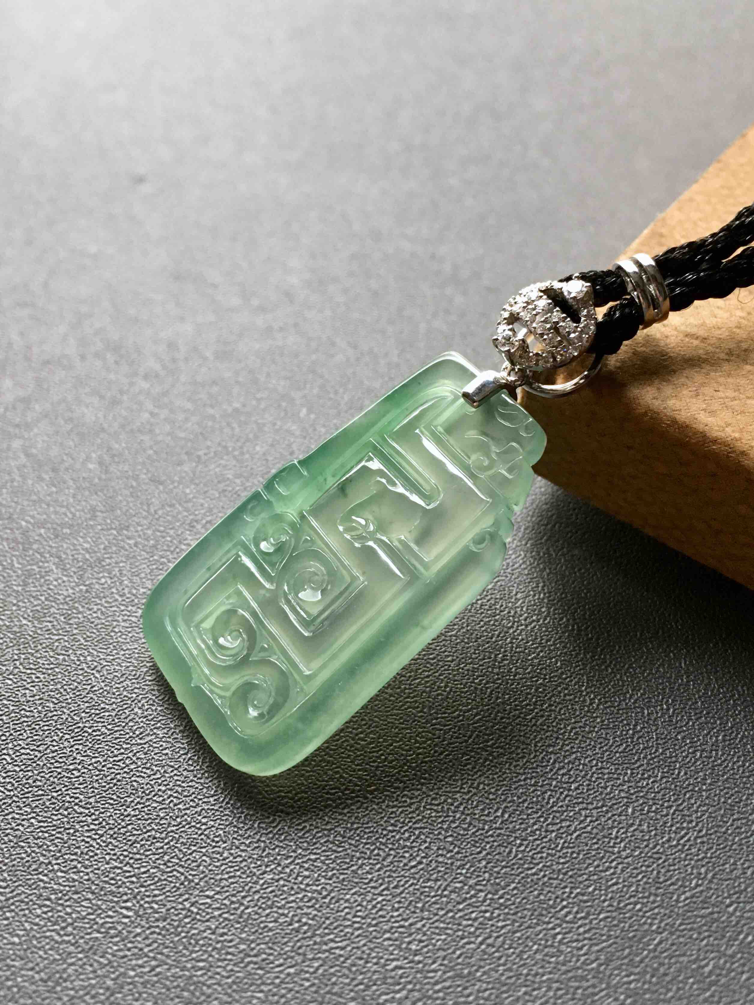 高冰种晴水翡翠龙牌18k白金钻石镶嵌