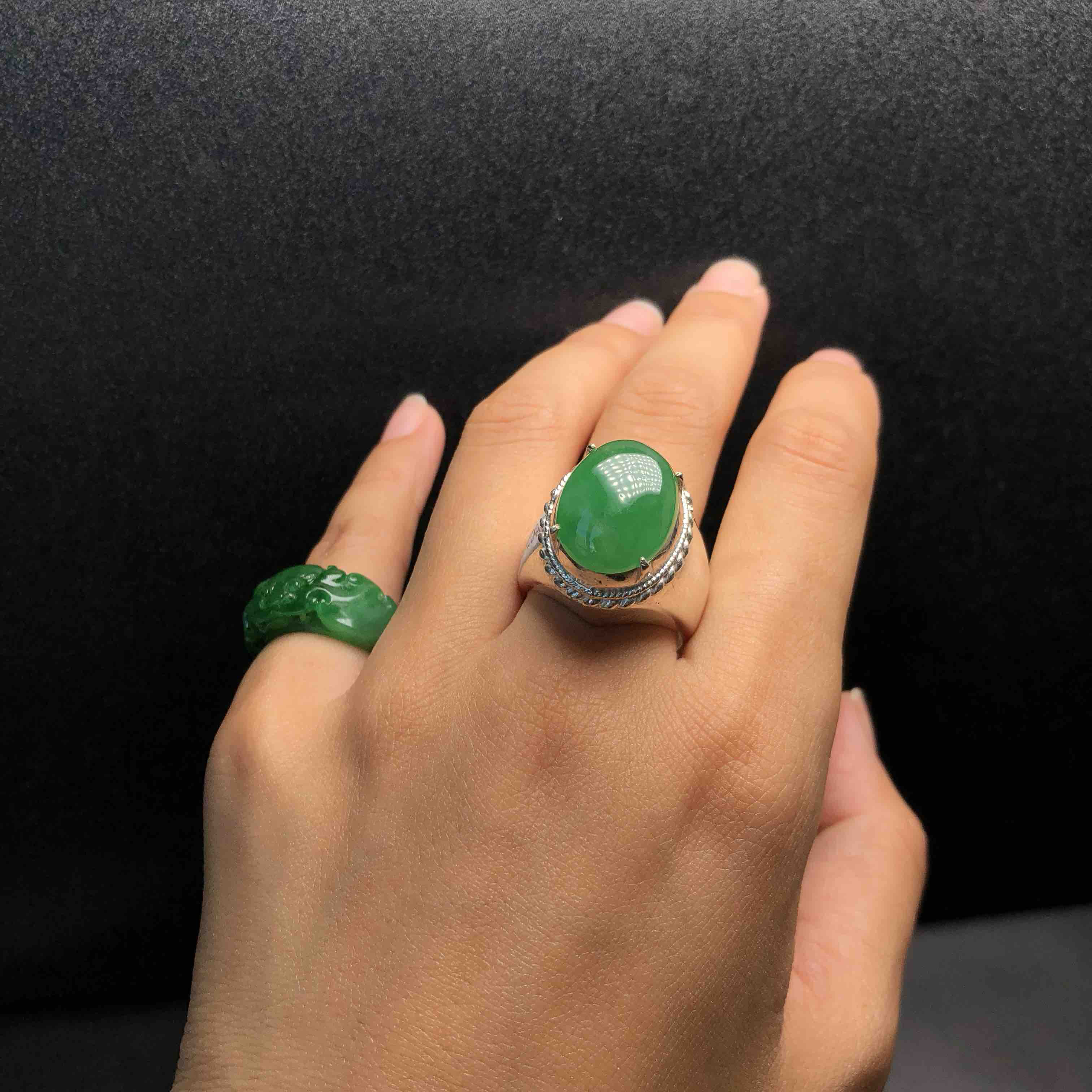 糯冰阳绿戒面又大又饱满仅打灯有些许冰絮