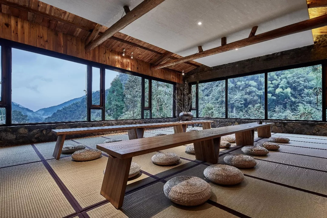 茶室的对面,还有一间影音室.