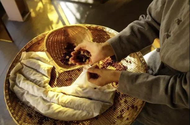 中药材药酒浸泡而成 浙大女学霸研发的肩颈温阳包