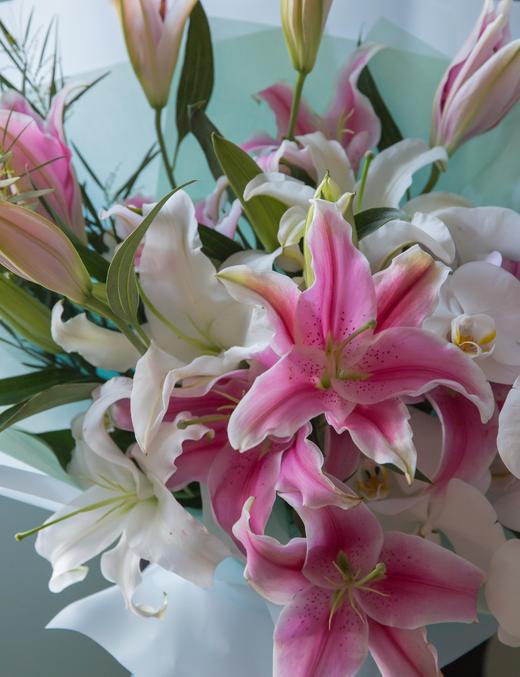 百年好合粉白色百合花束