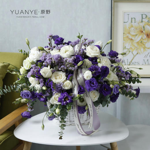 白玫瑰勿忘我手提花篮 商品图0