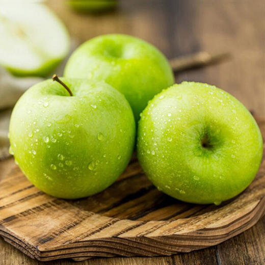 岁的老爷爷匠心种植60多年的老苹果山东金帅苹果是古老优选的品种之一