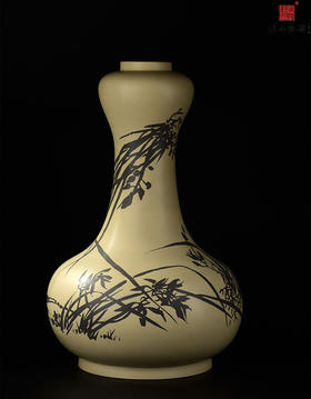 满江红单色刻填兰惠蒜头瓶