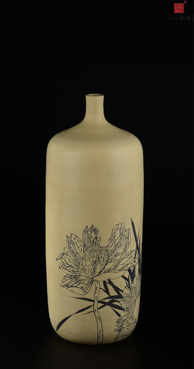 何阿平单色刻填荷韵图尖口瓶