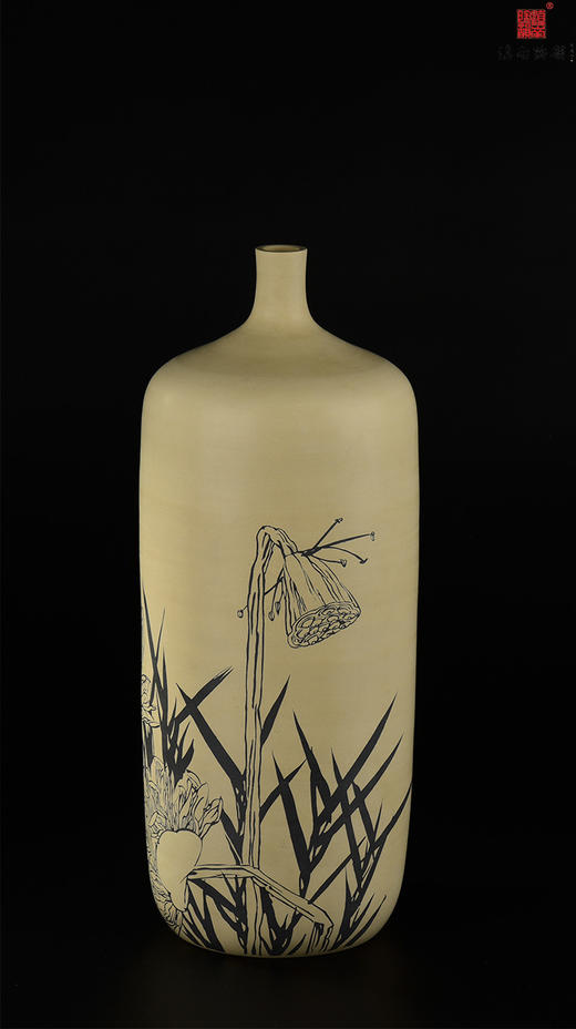 何阿平单色刻填荷韵图尖口瓶 商品图1