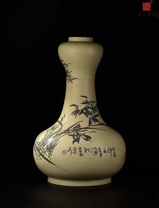 满江红单色刻填兰惠蒜头瓶 商品图1