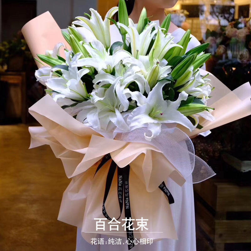 百合花束香槟色包装款零售价138元