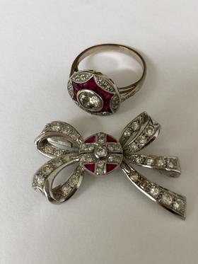 无边镶嵌红宝石戒指胸针套装