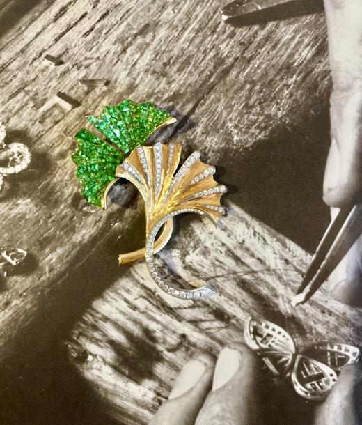 无边镶嵌工艺钻石银杏造型胸针 商品图7