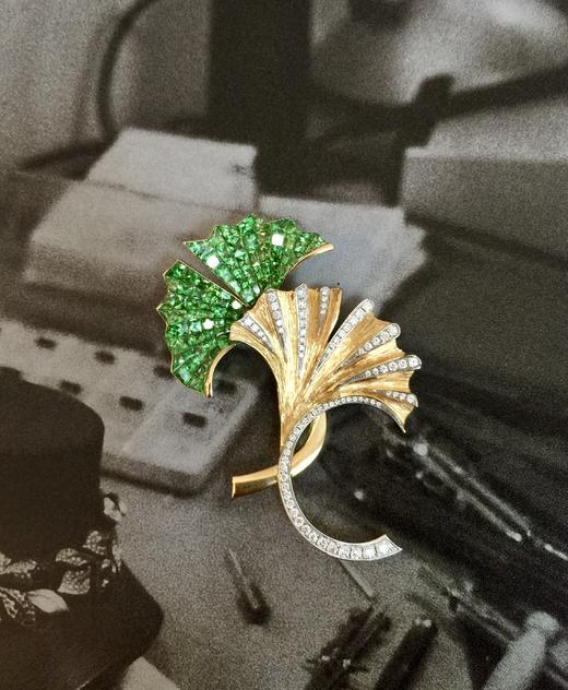 无边镶嵌工艺钻石银杏造型胸针 商品图6