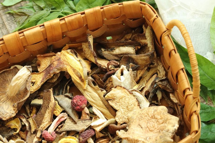 云南野生菌干菌包 红菇/牛肝菌/见手青/青头菌/黑羊肝/黄沉香/老人头