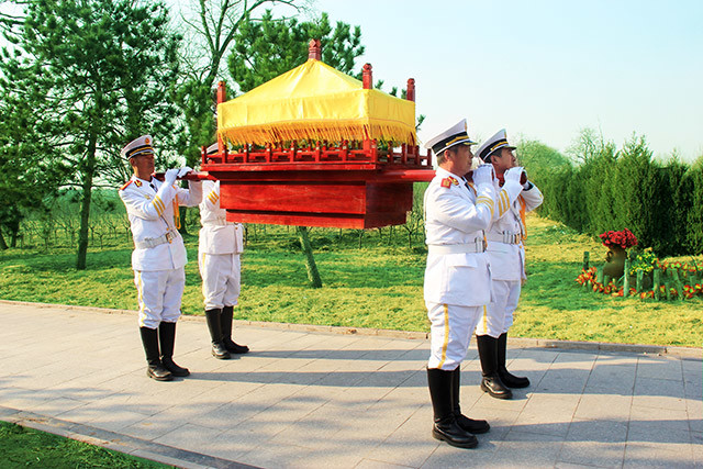 【司仪全程主持】【安放随葬品】【跪式安葬】【封穴】【礼仪师鞠躬礼