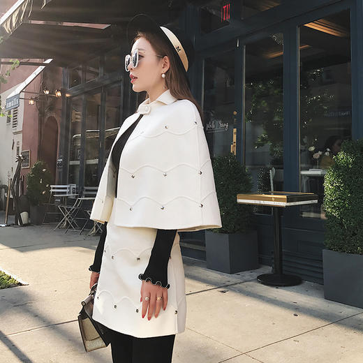 余潇潇秋冬新款铆钉羊毛双面呢斗篷披肩外套女白色半身裙两件套女 商品图1