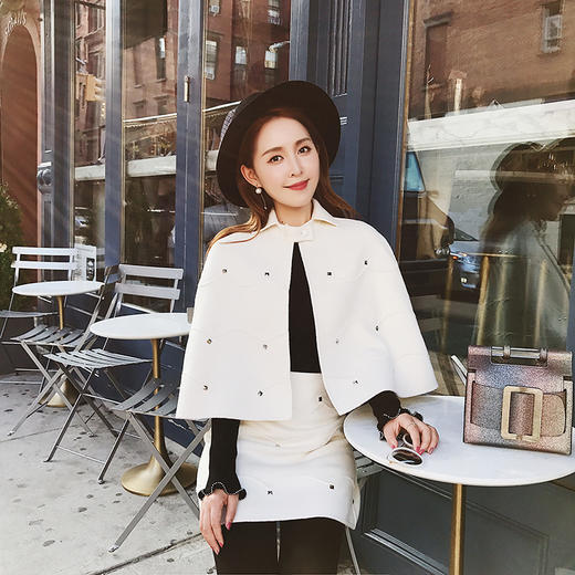 余潇潇秋冬新款铆钉羊毛双面呢斗篷披肩外套女白色半身裙两件套女 商品图3