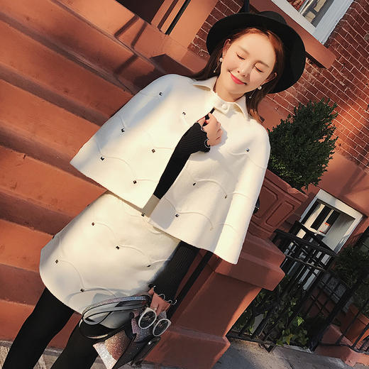 余潇潇秋冬新款铆钉羊毛双面呢斗篷披肩外套女白色半身裙两件套女 商品图0