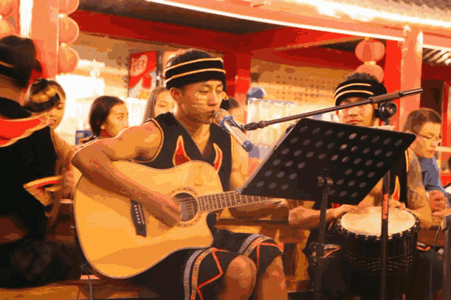 狮子滚绣球,顶缸,五十六个民族礼献哈达等 各色民俗演艺精彩汇聚