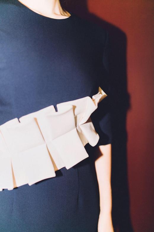 AtelierMissLu / Brenda 藏青褶皱装饰中袖连身裙 商品图4