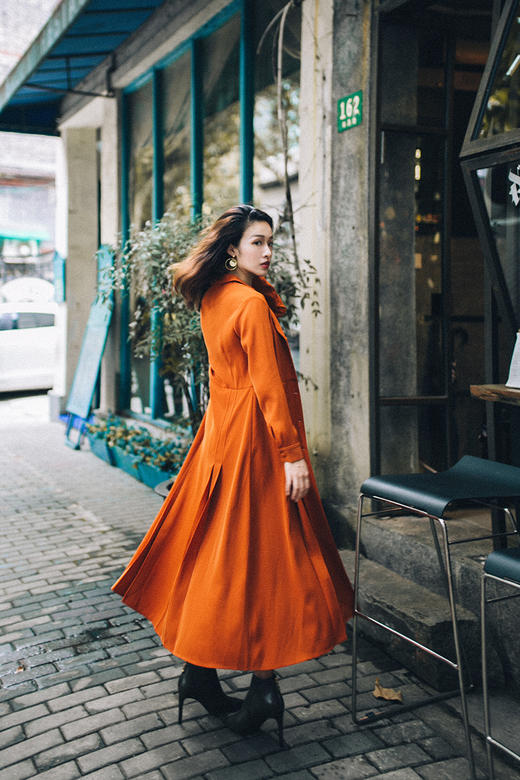 AtelierMissLu / Sabrina 亮橘风琴摆系扣长风衣 商品图4