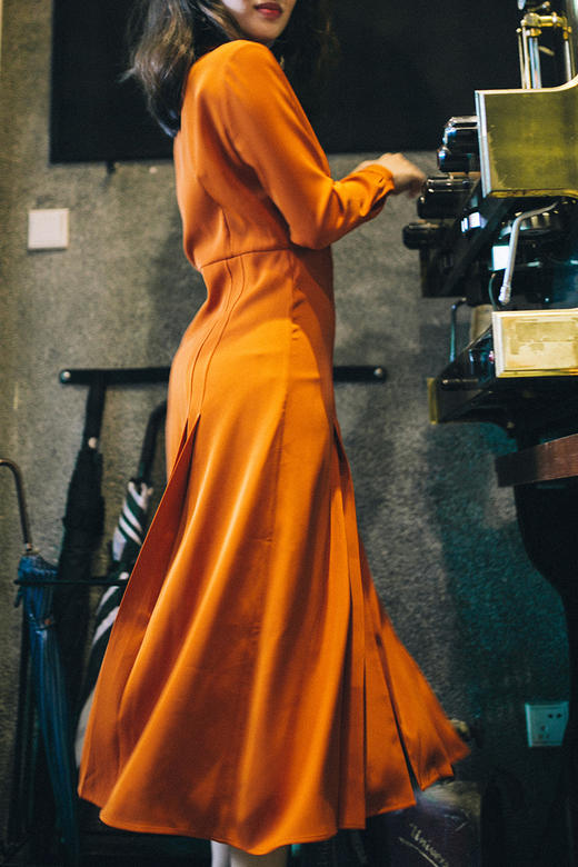 AtelierMissLu / Sabrina 亮橘风琴摆系扣长风衣 商品图1