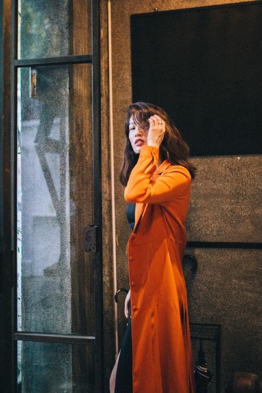 AtelierMissLu / Sabrina 亮橘风琴摆系扣长风衣 商品图3