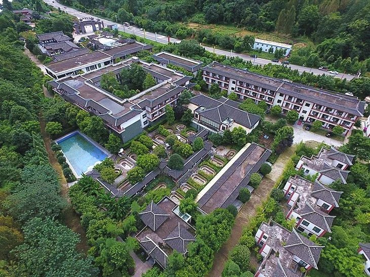 典型的道教文化酒店住宿坐落于道教发源地鹤鸣山景区内,隶属恩威集团.