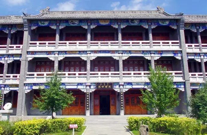 整个王府布局严谨,气势恢宏,以四合院为单元,六进六出,呈现出博大精深