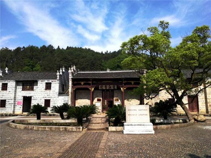 八角楼是茅坪村谢氏慎公祠后面的一栋土砖结构的两层楼,因为楼房里有