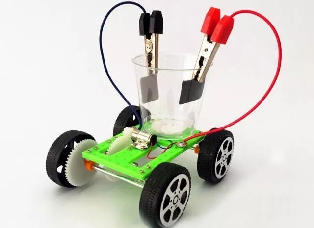 秒杀玩具车的盐水动力小车来德拉一起制作吧