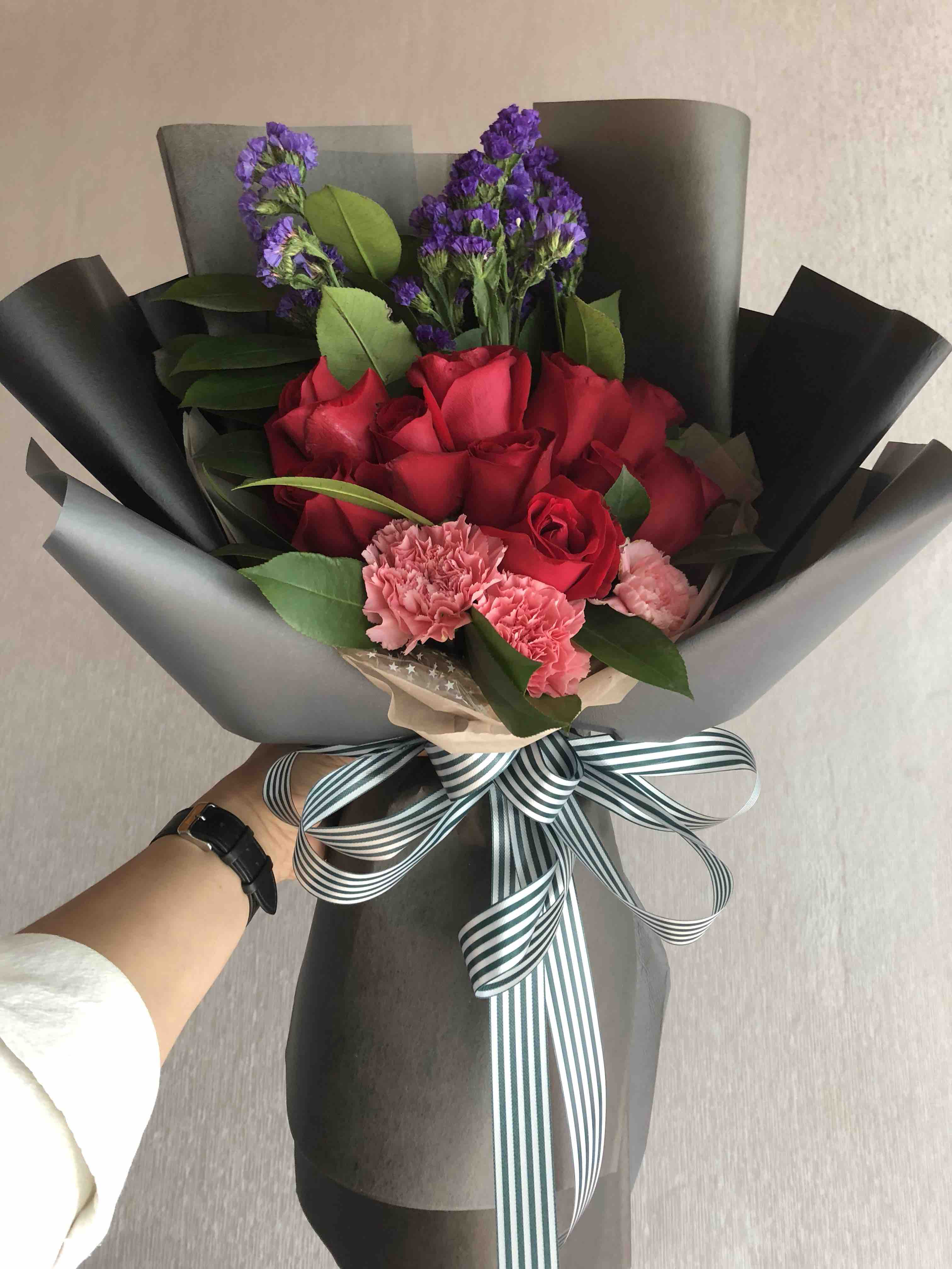 11朵红玫瑰花康乃馨混搭韩式花束(需预定15325058178)