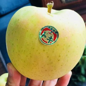 日本TOKI青森水蜜桃苹果|青森水蜜桃苹果🍏，打开盖子扑鼻的香味儿就让人沉醉了，碧绿里透着迷人的清新少女粉💕💕你不知道有多好吃，口感脆而不硬、酥而不面、甜而多汁，还有一股醉人的蜜桃香味儿~