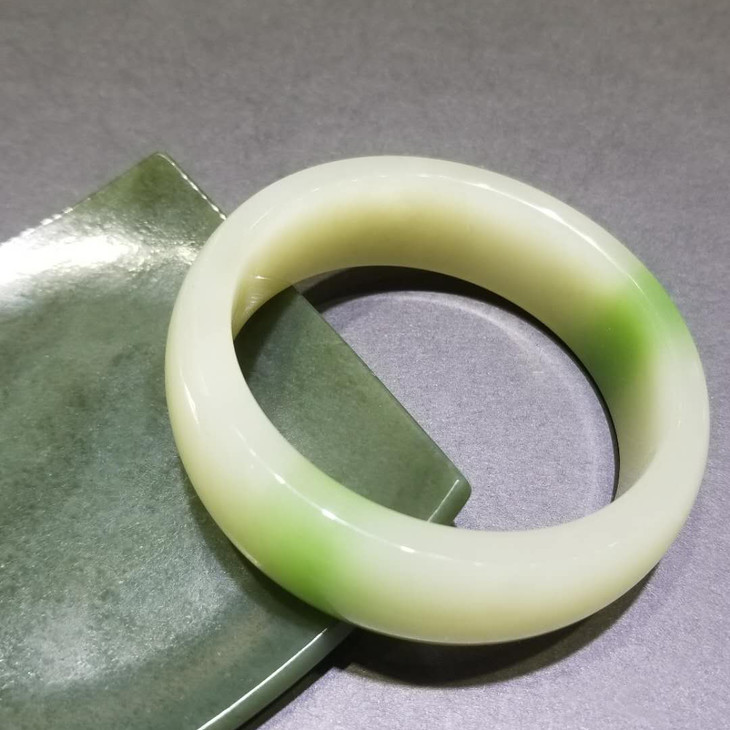 和田玉(翠玉)手镯 58
