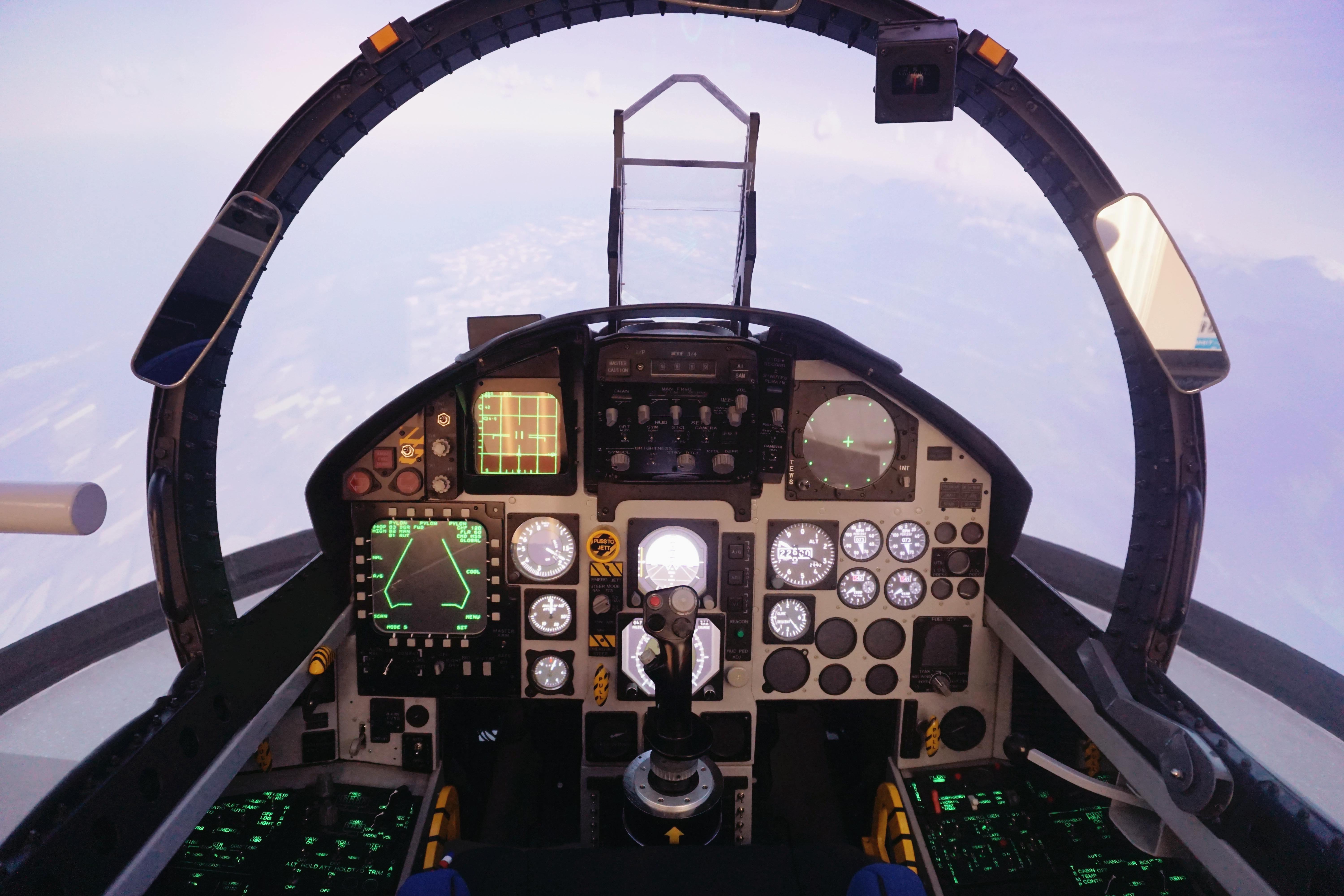 座舱开关仪表及布局采用真机生产制造工艺智胜乐飞航空体验中心俄罗斯