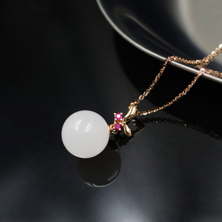 18k玫瑰金和田玉白玉镶红宝玉珠吊坠花香蝶舞玉珠10mm