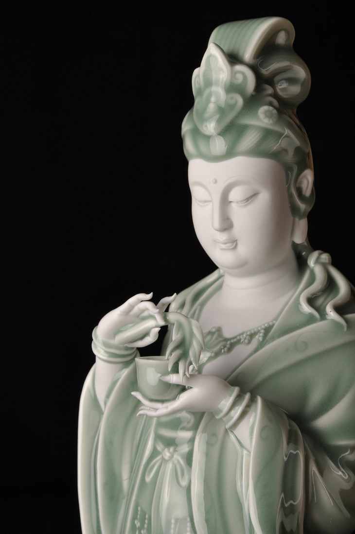 青瓷杨枝观音像普陀山书院倾力推出青瓷国大师700多个日夜心血之作