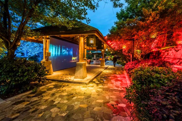 399元抢原价2680元的峨眉半山七里坪童话世界主题温泉酒店