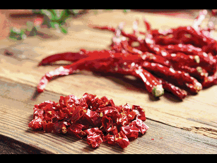 " 辣", 热情似火的 人文面貌, 大街小巷的 热腾火锅,当然少不了 辣椒