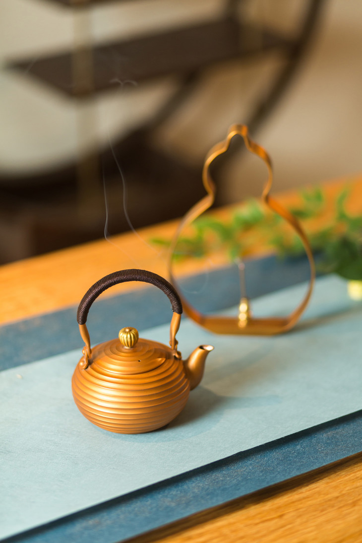 铜制作,由杭州铜雕传人朱军岷设计.