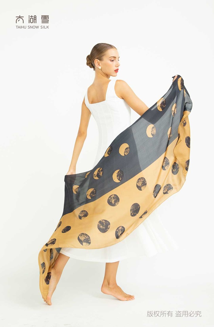 太湖雪走秀款人字纹长巾